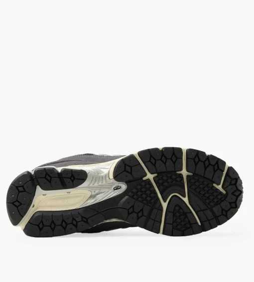 New Balance M2002Rv1 Magnet